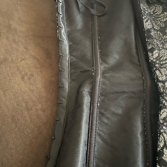 Black and silver sexy  bustier/corset with garters - Picture 11 of 14